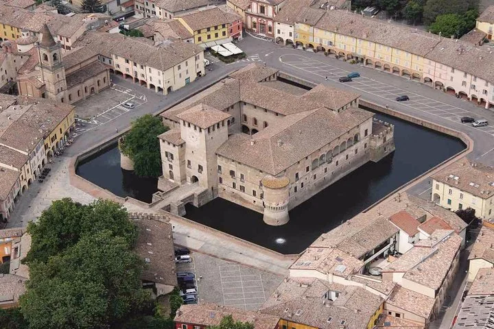 Luftaufnahme der Rocca Sanvitale, einer quadratischen Burg mit wassergefülltem Graben im Zentrum von Fontanellato