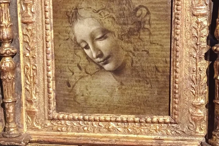 Eine Zeichnung von Leonardo, der Kopf einer jungen Frau, La Scapigliata, in einem verzierten vergoldeten Rahmen