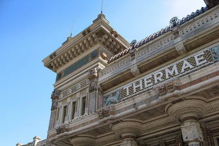 Die verzierte Jugendstilfassade eines Thermalgebäudes in Salsomaggiore mit dem Wort Thermae über dem Eingang